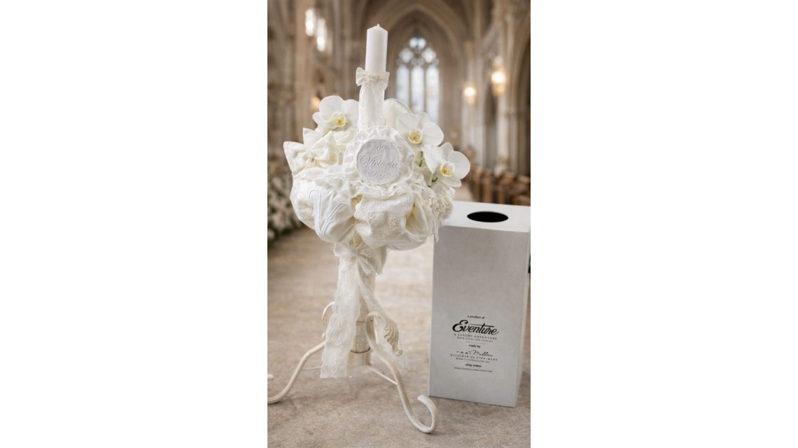 Lumânare Botez Fetiță cu Monogramă Brodată și Orhidee Phalaenopsis Model Elegant Personalizat 1